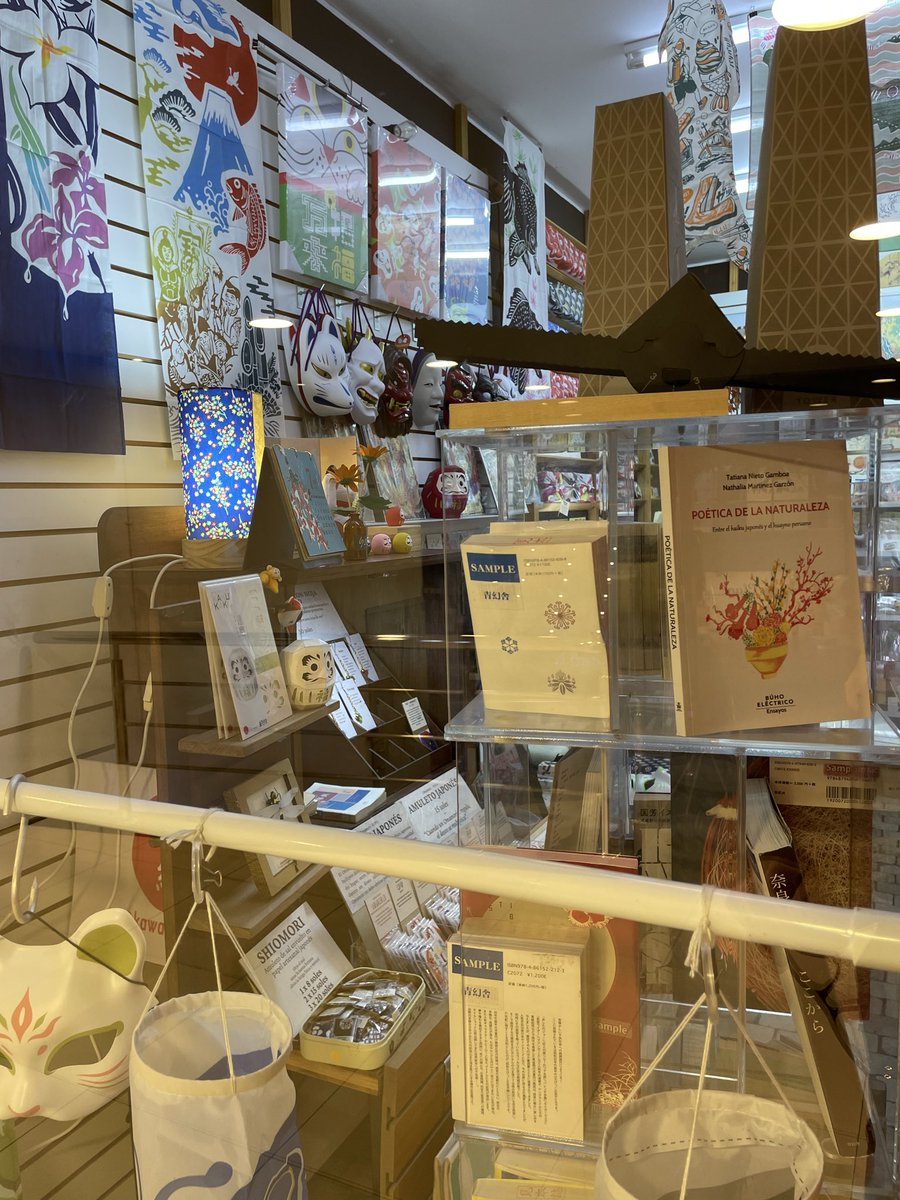 Libros de <a href="/buhoelectricope/">Búho Eléctrico 🦉⚡️ - Ecoliteratura en español 🌱</a> que avistamos en Miraflores. 🌱