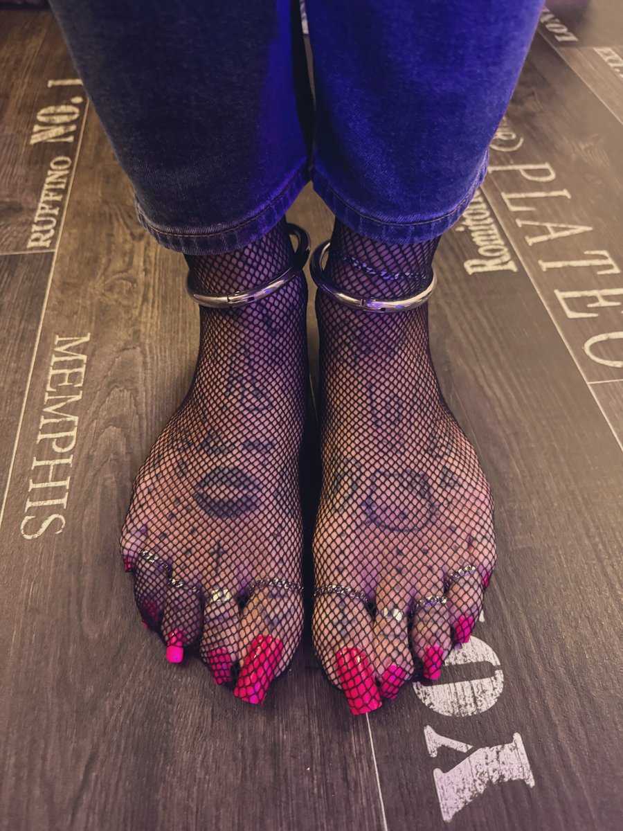 LucyGoddess2000's tweet photo. Na ihr süßen. Habt ihr Sissy's auch so tolle Nägel? Zeigt doch mal was ihr so permanent schönes tragt. #füsse #feet #toe #nails #longnails #Sussy #cuckold #transe #ts #crossdress #tattoo #tattoofeet #toering #sexy #krallen https://t.co/Uba1UOKyS0