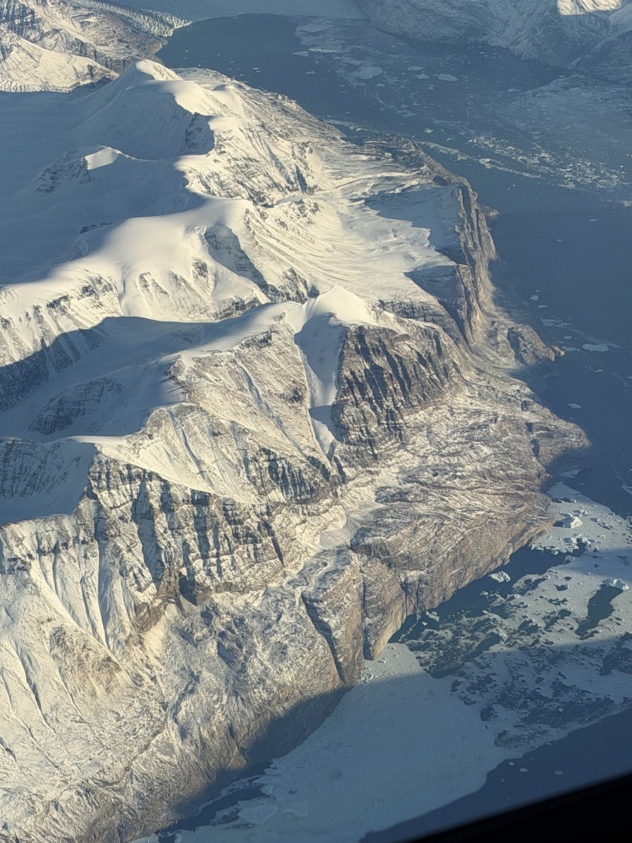 jumpjim's tweet image. In spite of a 14 hour flight time 😏back from Tokyo on the BA6 we were treated to the usual spectacular vista over Greenland while we had lunch. 

It never fails to impress me. 

#avgeek #avgeeks