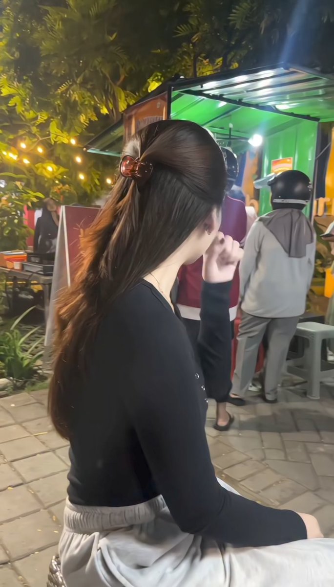 sindai_salie's tweet photo. Malam-malam gini enaknya makan apa ya? 
Ada yg mau nraktir gak 🤭🤪 https://t.co/9CTrQXQdl9