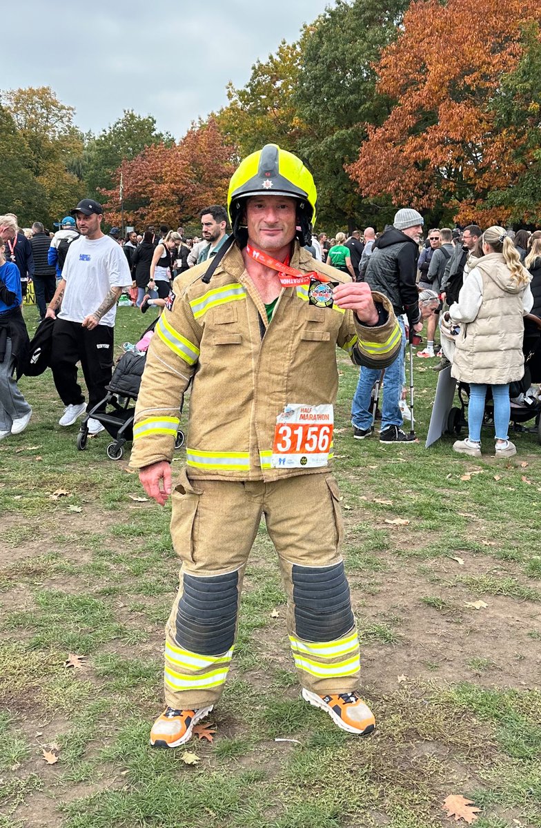 Well that was a silly idea!

Chelmsford half marathon in Fire kit 🚒 

Thought I was going to overheat badly at times 

not bad considering my knee is knackered from last weeks ultra and I couldn’t walk at the beginning of the week.

Thank goodness for painkillers 
#run #running