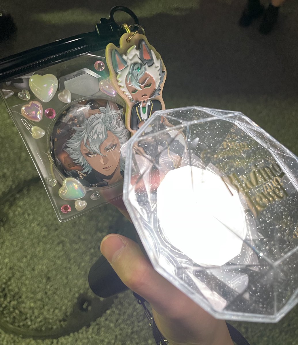 vsupunv's tweet photo. ペンラ、デカさの割に軽いので有り難かった、カラーも寮ごとにボタンでわかれてるからわかりやすいので神💎💎 https://t.co/S4g7OW4ITD