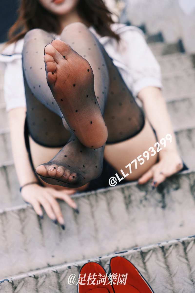 9NEsi4R6SuzusO5's tweet photo. 在户外脱下走了一天的黑丝脚，谁敢舔

出镜S:@LL77593299 
@SUOQV 
@SUOXV 
@SUOSX 
@XSGCM 
#广州女s #恋足 #广州女王 #黑丝 #丝袜 #s #高跟鞋 #户外丝袜 #女s男m #脚踩 #榨精 #户外 #丝袜摄影 #足摄影 https://t.co/bX3e1rcrvg