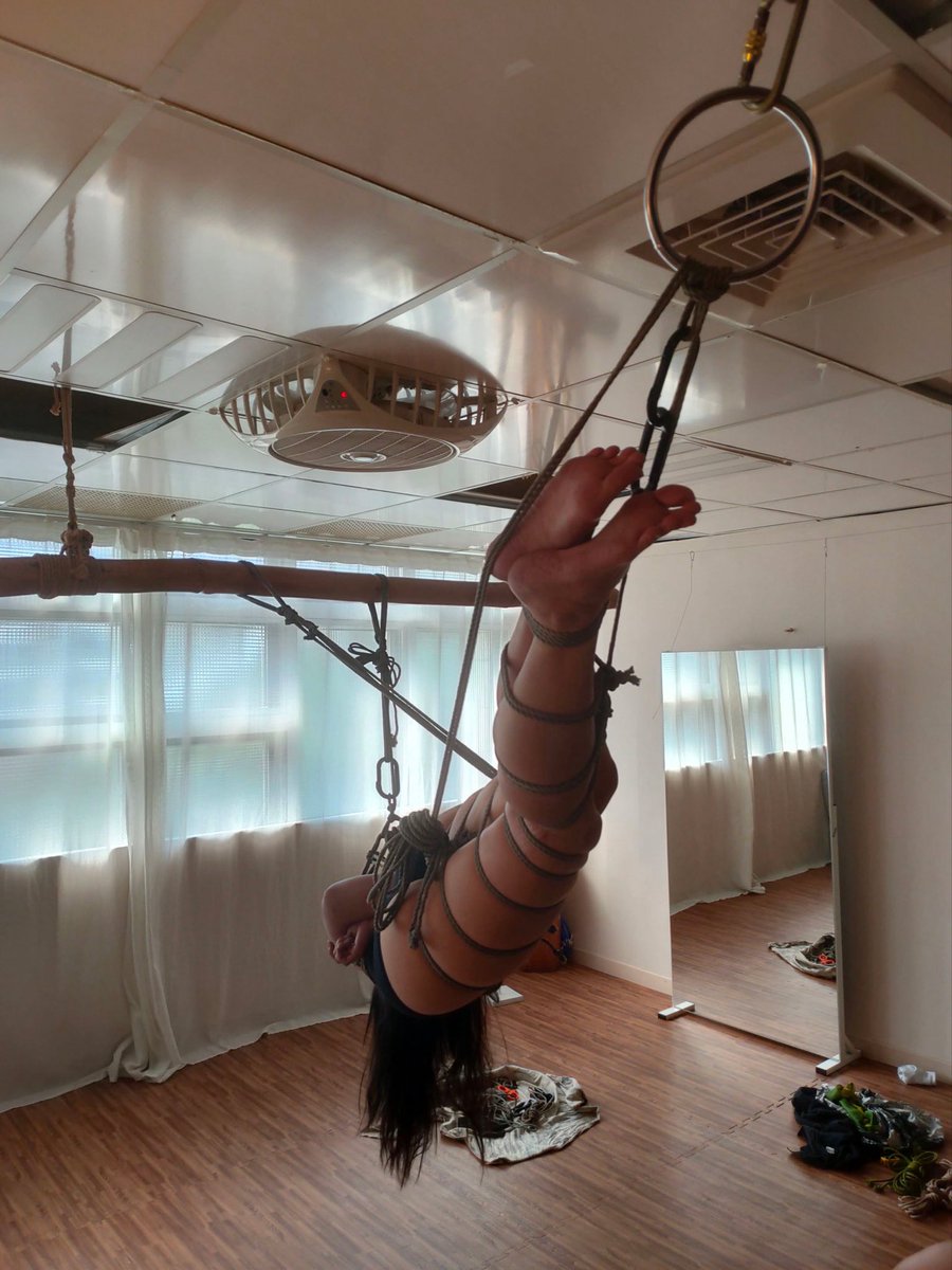 因為2個吊點間隔超出我們的預期導致身體有種被無限拉扯的感覺

然後每次承重的地方只要改變就很痛，但每次移動完稍微習慣了ZZ就很壞的又移動重心😵‍💫 偏偏這個綁法有好多變化重心的方式，可以從大腿移到小腿也可以在2個吊點之間移動

雖然前面綁後手跟腳的時候我是有一點調皮但還是太壞了！

<a href="/RopeSalon/">貓樓上。繩語沙龍 🪢 Cats Downstairs Rope Salon</a>