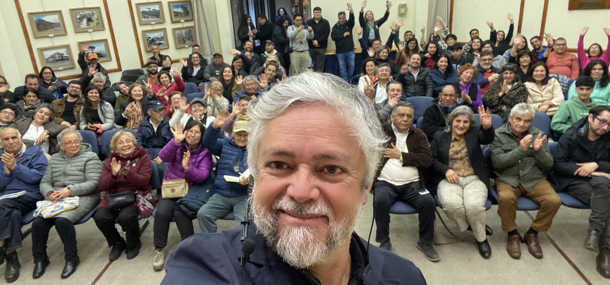 baradit's tweet photo. Muchas gracias a la gente de Cañete ❤️
Estuvimos DOS HORAS conversando sobre historia de Chile y nuestra democracia.
Llovió, pero la sala se llenó igual.

Gracias, gracias por tanta buena onda

❤️❤️❤️ https://t.co/xQiP8pWPZM