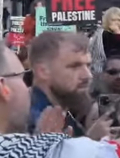KosherIntifada's tweet photo. This individual wants to de-proscribe terrorist organisation at the march yesterday

@metpoliceuk https://t.co/wlXJri1vgR