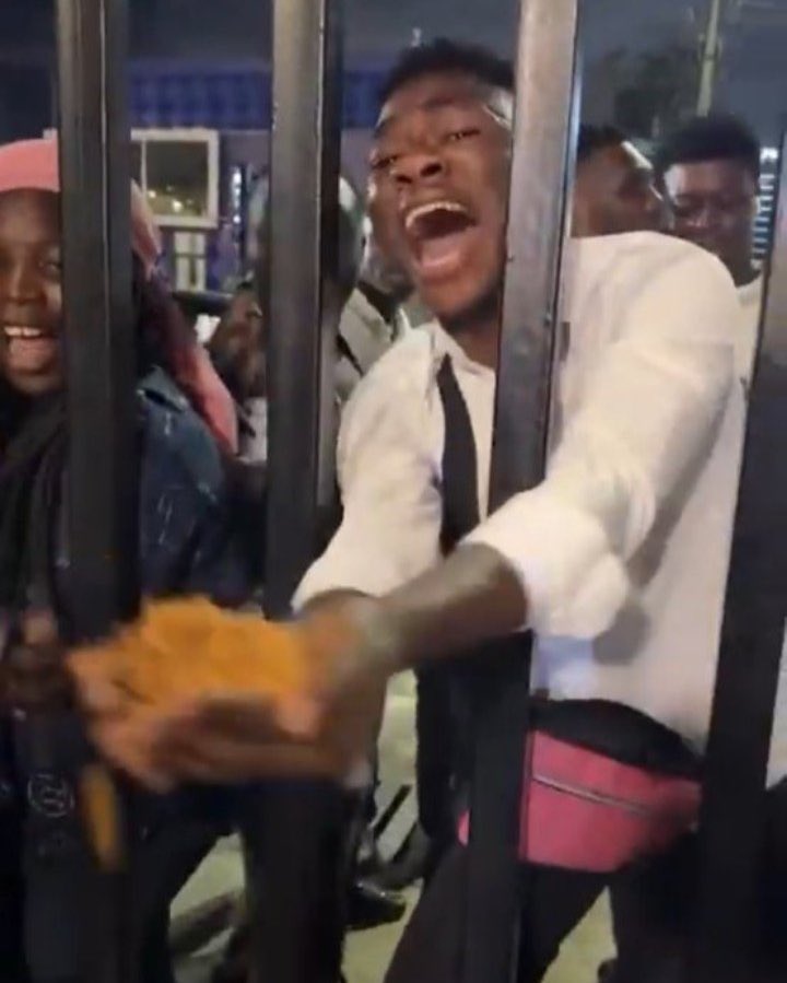 prayforwole's tweet image. “No chop am o na small pikin, she’s just 10”
Mohammẽd: