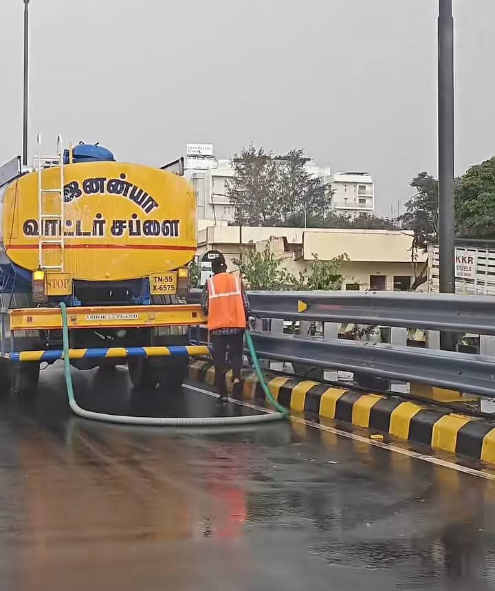 PriyankaSmile01's tweet image. கோவை மாநகராட்சியினரின் வியக்கத்தக்க செயல்.. விடாமல் பெய்து கொண்டிருக்கும் மழையில் நின்று செடிக்கு தண்ணீர் பாய்ச்சிக் கொண்டிருக்கிறனர்👌🏻👌🏻