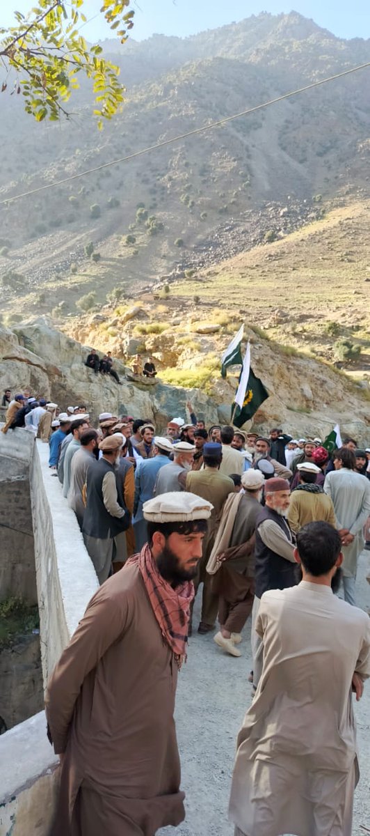 trendsnewz's tweet image. قبائلی علاقوں کے ہمارے غیرت مند پشتون بھائیوں کا افغانستان کی حکومت کو واضح پیغام: اگر دوبارہ آنکھ اٹھائی تو تمہارا استقبال بندوق کی گولیوں اور عوامی جذبے سے ہوگا۔ انشاءاللہ اگلا جھنڈا کابل میں لہرائیں گے! یہ صرف فوج نہیں، پوری قوم کی للکار ہے۔
#فخرپاکستان_افواج_پاکستان