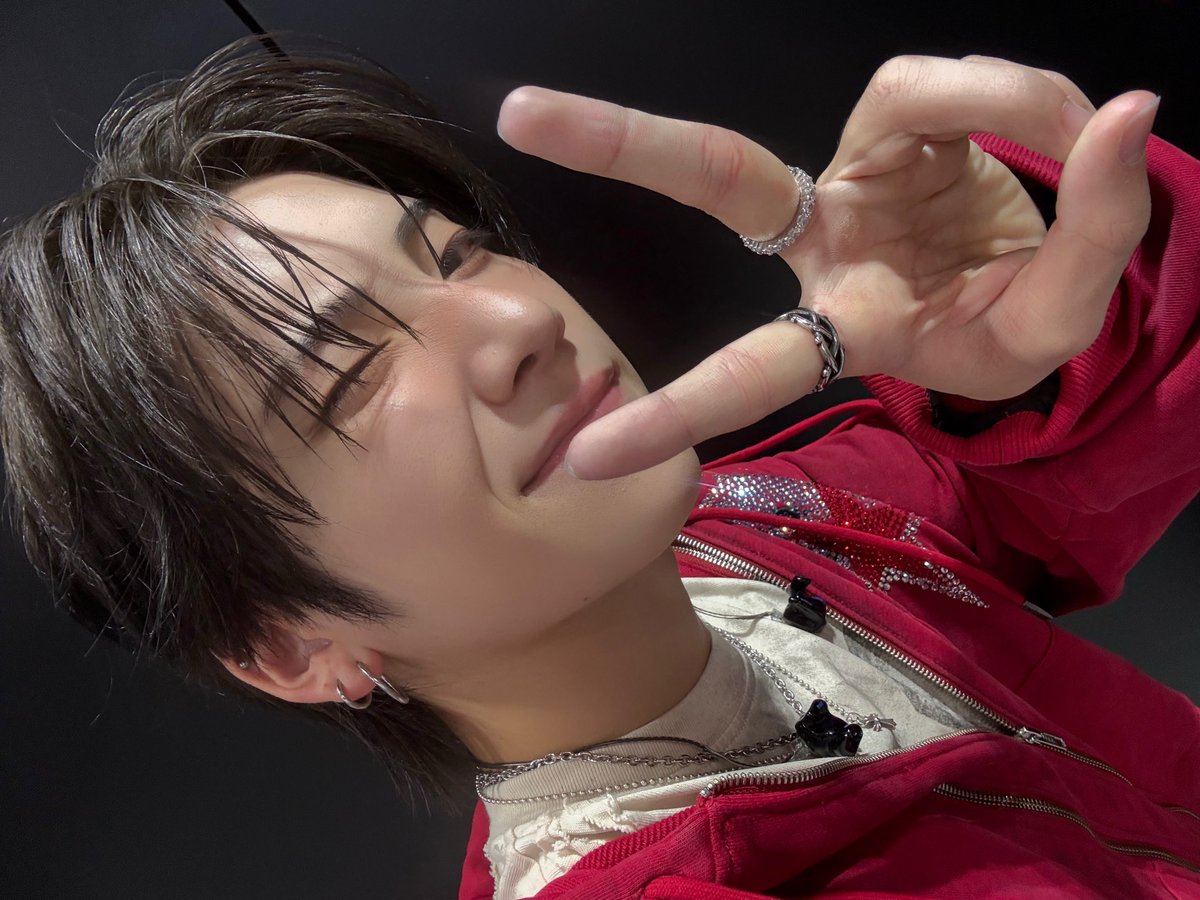 아 잠만 오늘 셀카 너무 귀여워요 ㅜㅜㅜㅜㅜㅜ 🫡🫡