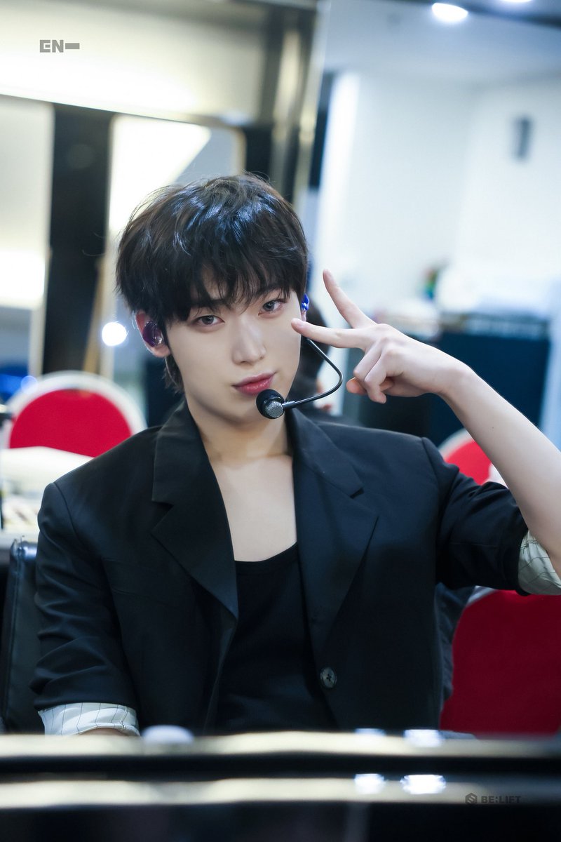 Berbagi foto sedikit dibalik backstage konser WALK THE LINE sebelum tampil menyapa warga Singapore yang menonton, seperti biasa Siap perform tapi masih mikir: ‘Tadi charger yang dihotel, masih kecolok nggak ya?’ 😭⚡️