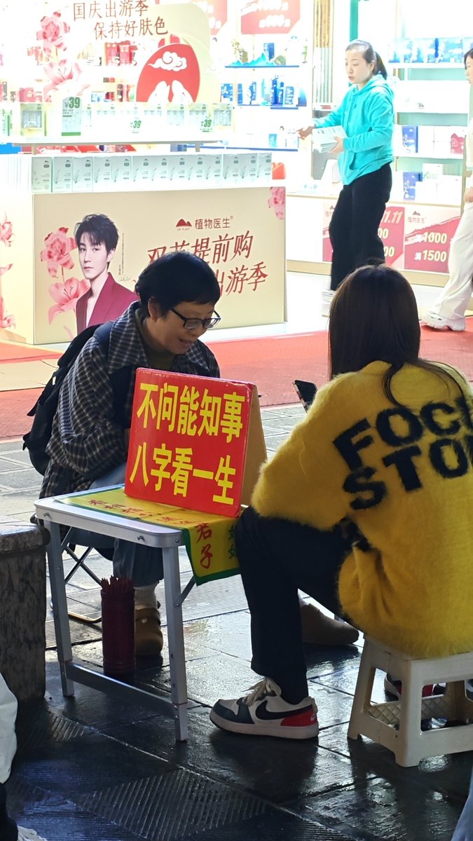 ec12edfae2cb221's tweet image. 老了，看到路人，像曾经的自己。