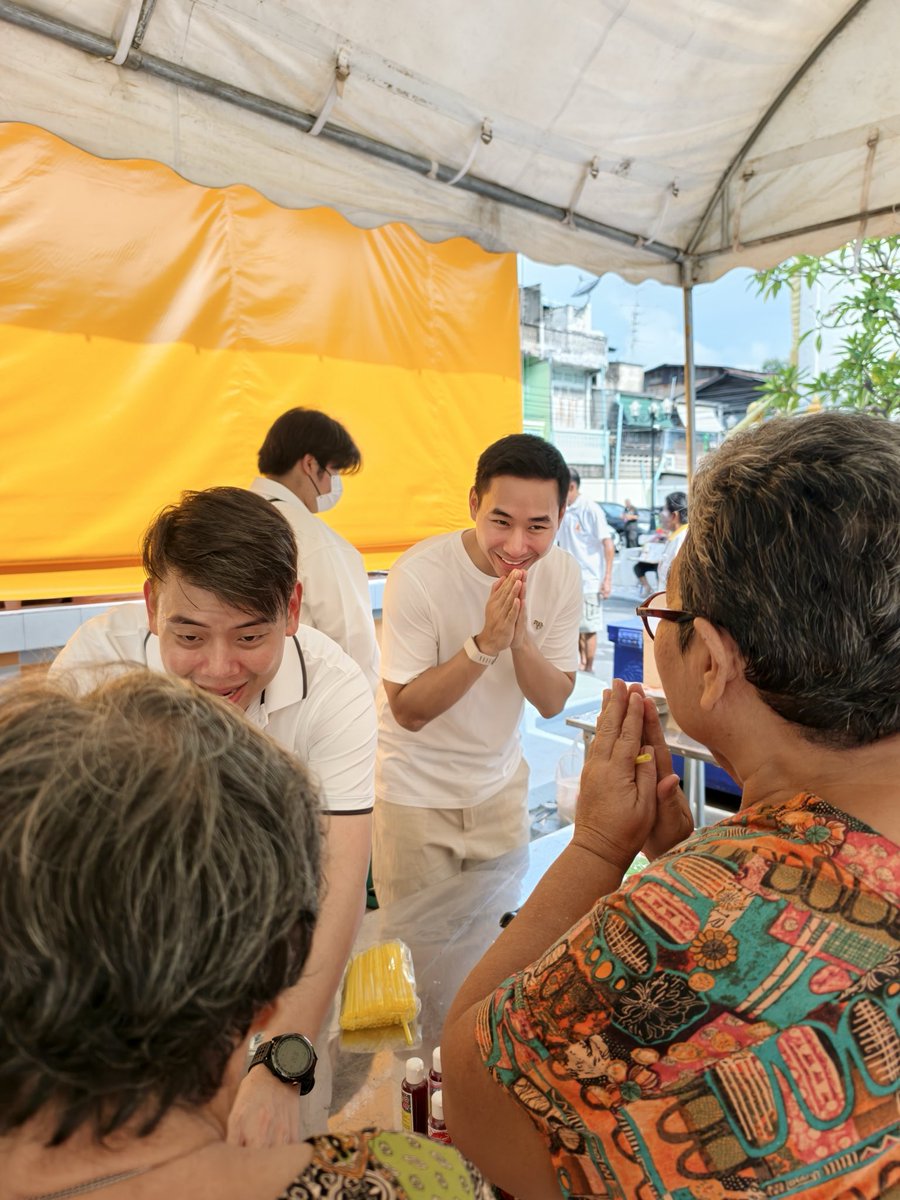 MickPple's tweet photo. เข้าร่วมทอดกฐิน 2568 วัดประสาทบุญญาวาส เขตดุสิต ได้รับการต้อนรับอบอุ่น อิ่มท้องอิ่มบุญ ขอบคุณทุกท่านและขออนุโมทนาบุญครับ 😊 #มิกดุสิต #มิกอัครชัย #วัดประสาทบุญญาวาส #เขตดุสิต #พรรคประชาชน https://t.co/YQegVoU8rA