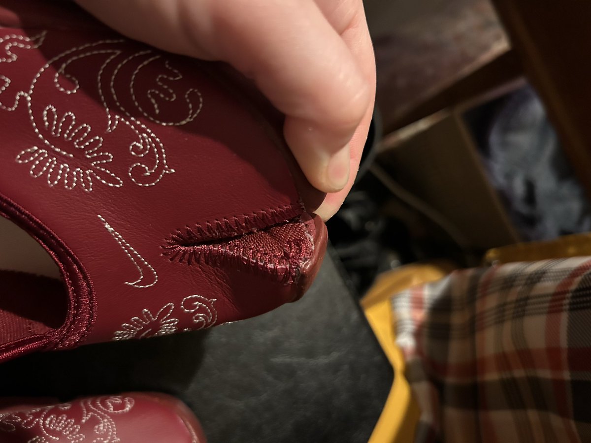 hijello's tweet photo. @UrbanOutfitters @UOHelpMe @Nike yo just ordered the nike team red air riffs from yall and they arrive with glue in the toe and stitching wonked out?? pls i love them sm but their sold out everywhere and they were $125? help me get a beautiful pair that ain’t defected <3 kisses https://t.co/2G5azpCVU9
