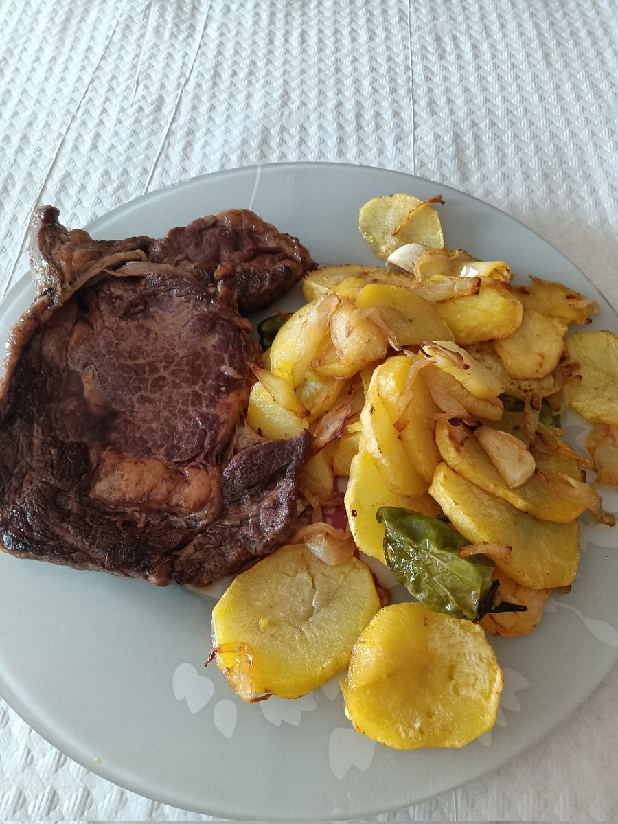 Los domingos conmigo son salir a andar por la playa o el monte, cocinarte uno de estos y por la tarde comerte el coño como un animal.