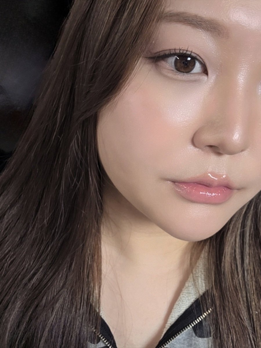 오늘 화장 마음에 드는데 지우기 아깝다ㅜ 요즘 가을이라 더 미지근 + 멀멀한 느낌이 좋아>< 
코덕계 하나 팔까 진지하게 고민중......