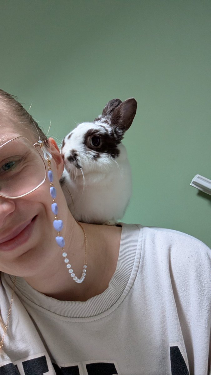 TinyToxicTofu's tweet image. Pirates have parrots on their shoulders.

Mad scientists have bunnies on theirs.