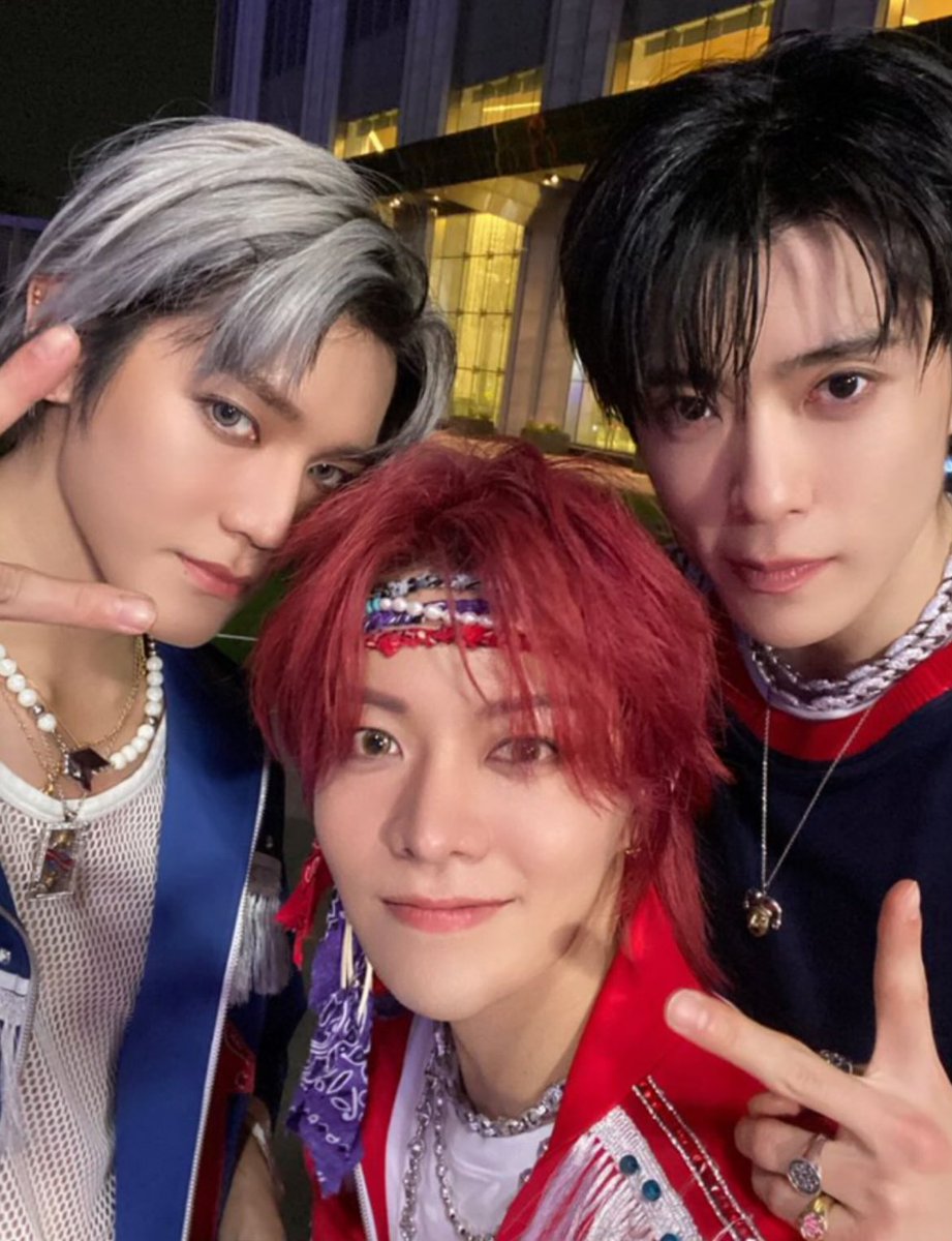 dpryuta's tweet image. god please bring my kitty cats back together