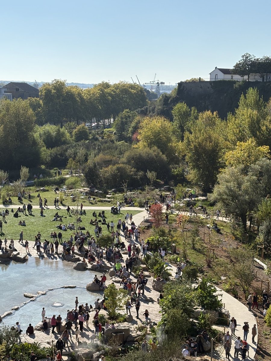 C un Jardin Extraordinaire…..je n’ai pas trouvé les canards qui parlent anglais Mais des Nantais très heureux . #❤️Nantes ⁦<a href="/NantesMetropole/">Nantes Métropole</a>⁩