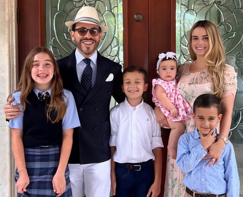 NanaTorres27's tweet image. El si tiene esposa, si crío a sus hijos, si crea empresa, si estudio,Si ama a Colombia, si es uribista. es 'Abelardo de la Espriella