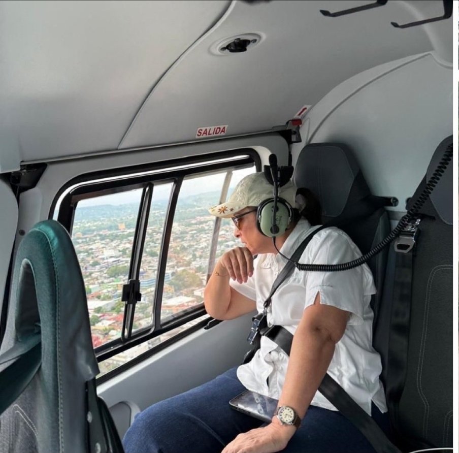 Dijo Rocio Nahle:
"El río se desbordó... ¡ LIGERAMENTE !"

Desde un helicóptero...

¡ Desde un PNCHE helicóptero !

👇

Sacuden daños por lluvias popularidad de Rocío Nahle

"La que no tuvo su mejor semana, nos platican, fue la gobernadora de Veracruz, Rocío Nahle García