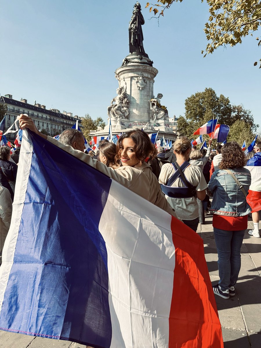 melinabravo_'s tweet image. À la place de la République, il n’y a qu’un seul drapeau qui devrait flotter : le drapeau français 🇫🇷