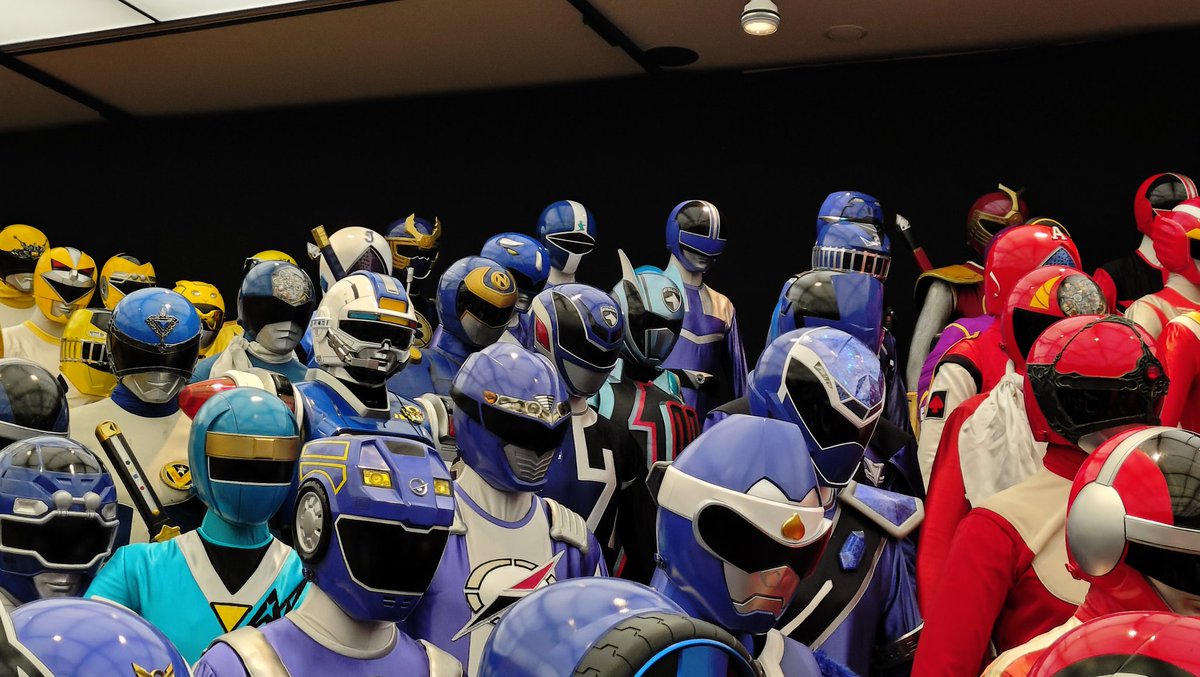 Euphoni02074646's tweet image. #全スーパー戦隊展
 #特捜戦隊デカレンジャー
 #魔進戦隊キラメイジャー 
東京会場にはいなかったらしい(？)デカマスターまで並んでたのは非常に嬉しかった…！
…んだけど…巨大マシンのミニチュアコーナーで5人のデカマシン展示無くなってたのはショック……
そして…瀬奈お嬢様～～…！！