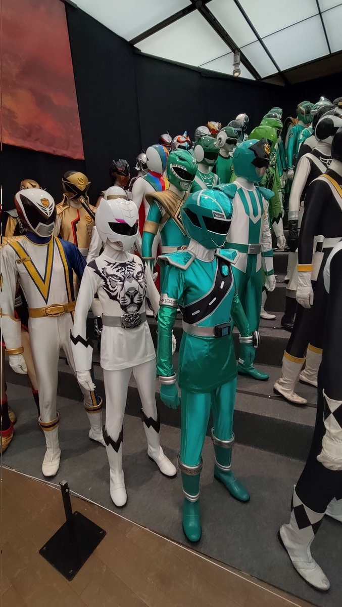 Euphoni02074646's tweet image. #全スーパー戦隊展
 #特捜戦隊デカレンジャー
 #魔進戦隊キラメイジャー 
東京会場にはいなかったらしい(？)デカマスターまで並んでたのは非常に嬉しかった…！
…んだけど…巨大マシンのミニチュアコーナーで5人のデカマシン展示無くなってたのはショック……
そして…瀬奈お嬢様～～…！！