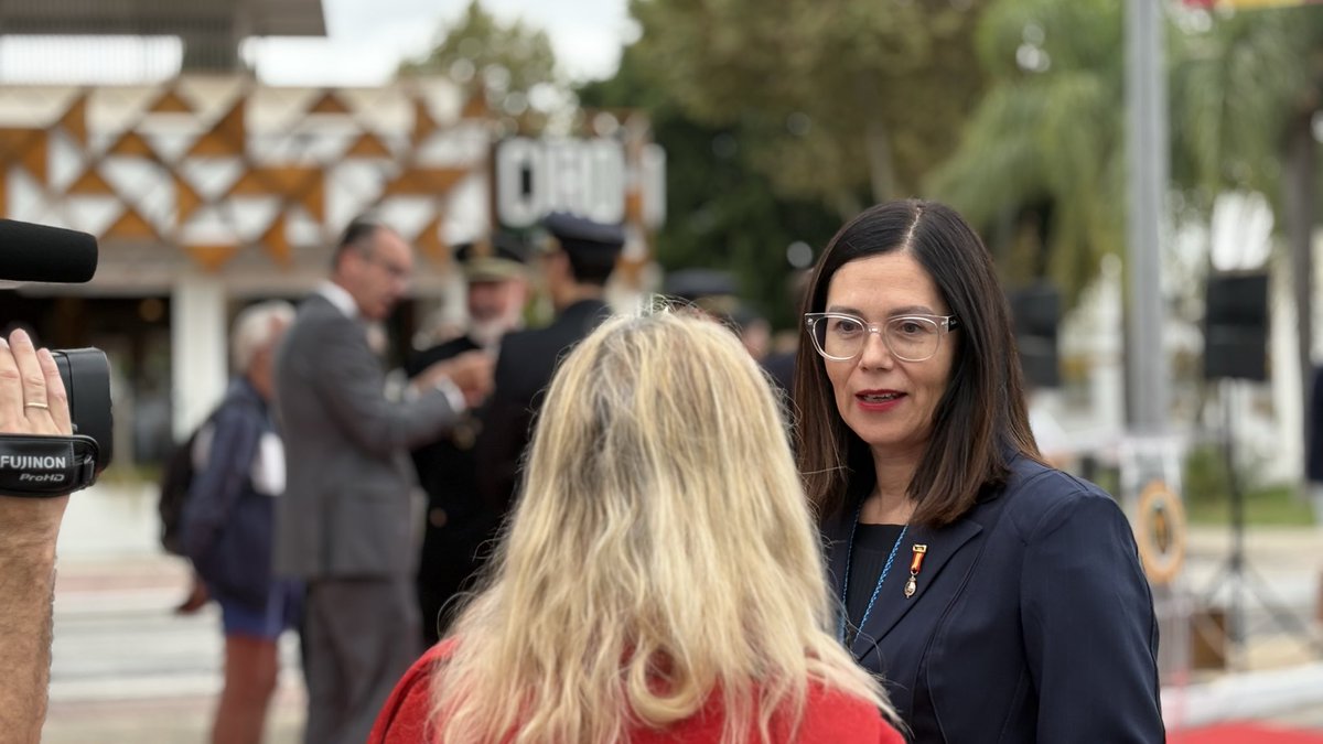 Asistimos al acto de izada de la bandera con motivo del 12 de octubre, Día de la Hispanidad.

Un momento institucional en el que mostramos nuestro respeto por los valores democráticos y de convivencia.  

🇪🇸 #12deOctubre #DíaDeLaHispanidad 
<a href="/23IsaPerez/">Isabel Pérez</a>