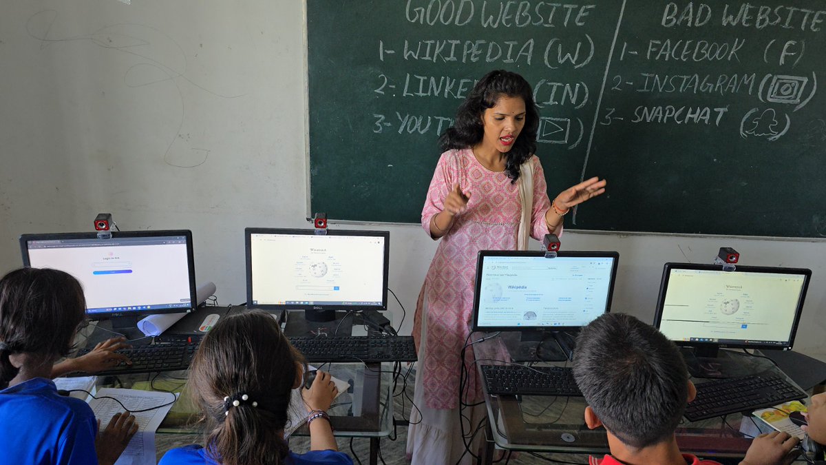 apnipathshala_'s tweet image. At the USR Indu Samiti POD, students are learning to use the internet safely, explore useful websites, and create digital content.
Hands-on learning is helping them become confident and digitally skilled.

visit: apnipathshala.org 
#ApniPathshala #DigitalLiteracy…