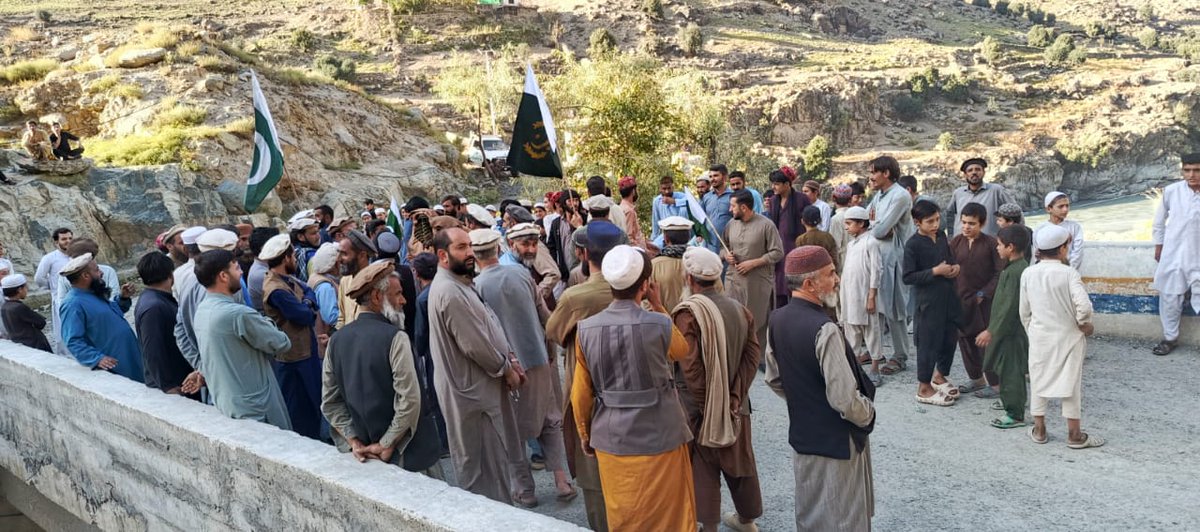 il_jant's tweet image. پاک فوج کو سرحدی جارحیت کا منہ توڑ جواب دینے اور 19 افغان چیک پوسٹس پر قبضہ کرنے پر سلام!
خیبر پختونخوا کے عوام کا اتحاد اس بات کا ثبوت ہے کہ ہم ایک قوم ہیں، اپنی فوج کے شانہ بشانہ۔
پاک فوج زندہ باد!
#فخرپاکستان_افواج_پاکستان