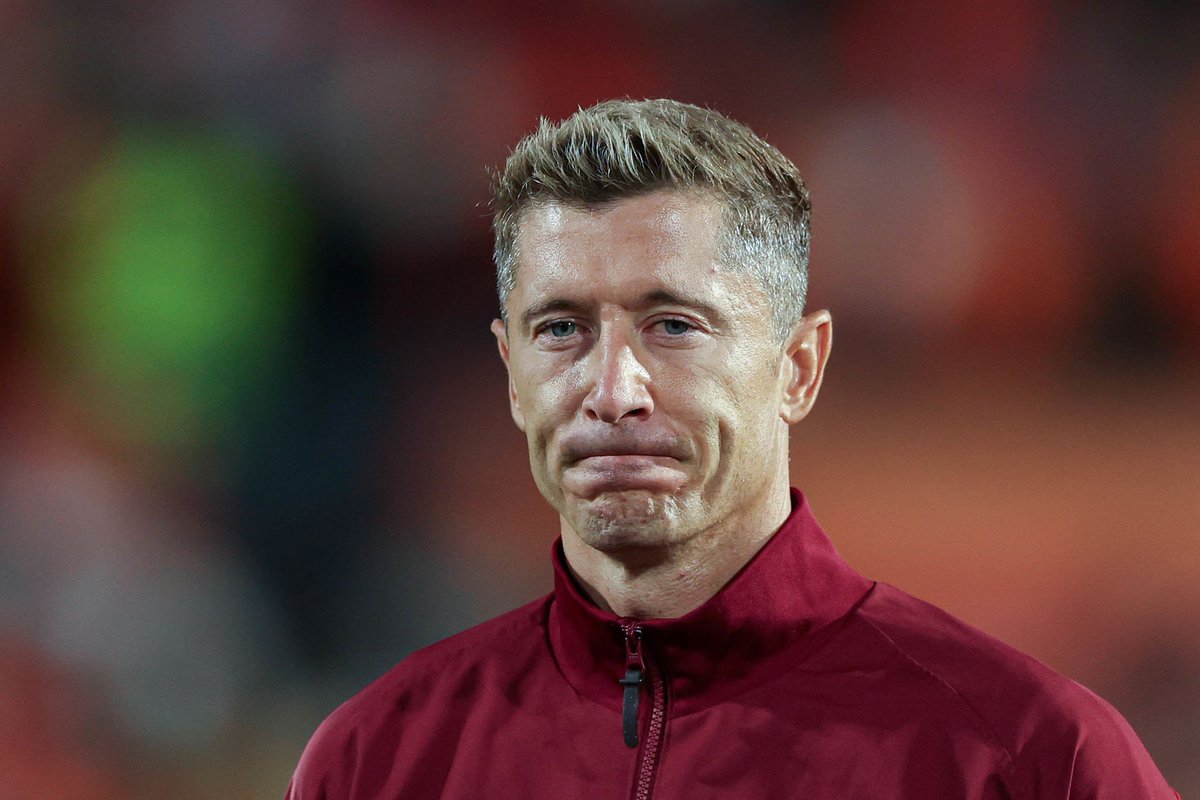 BarcaUniversal's tweet photo. 🚨❗️BREAKING: Barcelona have decided not to renew Robert Lewandowski’s contract. 

At 37, the Polish striker is set to leave next summer as the club look for a younger replacement.

— @sport https://t.co/6fmwyr8oZI
