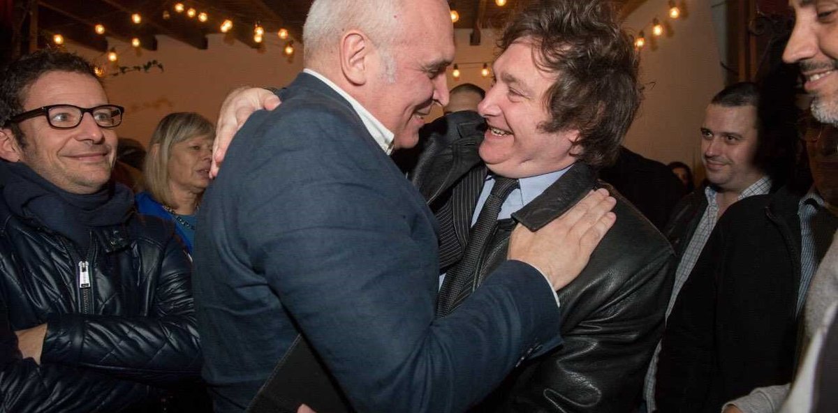 ♟️El affaire entre José Luis Espert y Fred Machado pone en jaque al gobierno de Javier Milei a días de las elecciones nacionales. 

🔹Panorama de una de las semanas más difíciles para Milei y LLA. 

💻Mi nota para <a href="/PrensaComunitar/">Prensa Comunitaria Km169</a> 🇬🇹.  

bit.ly/4mUbq5L