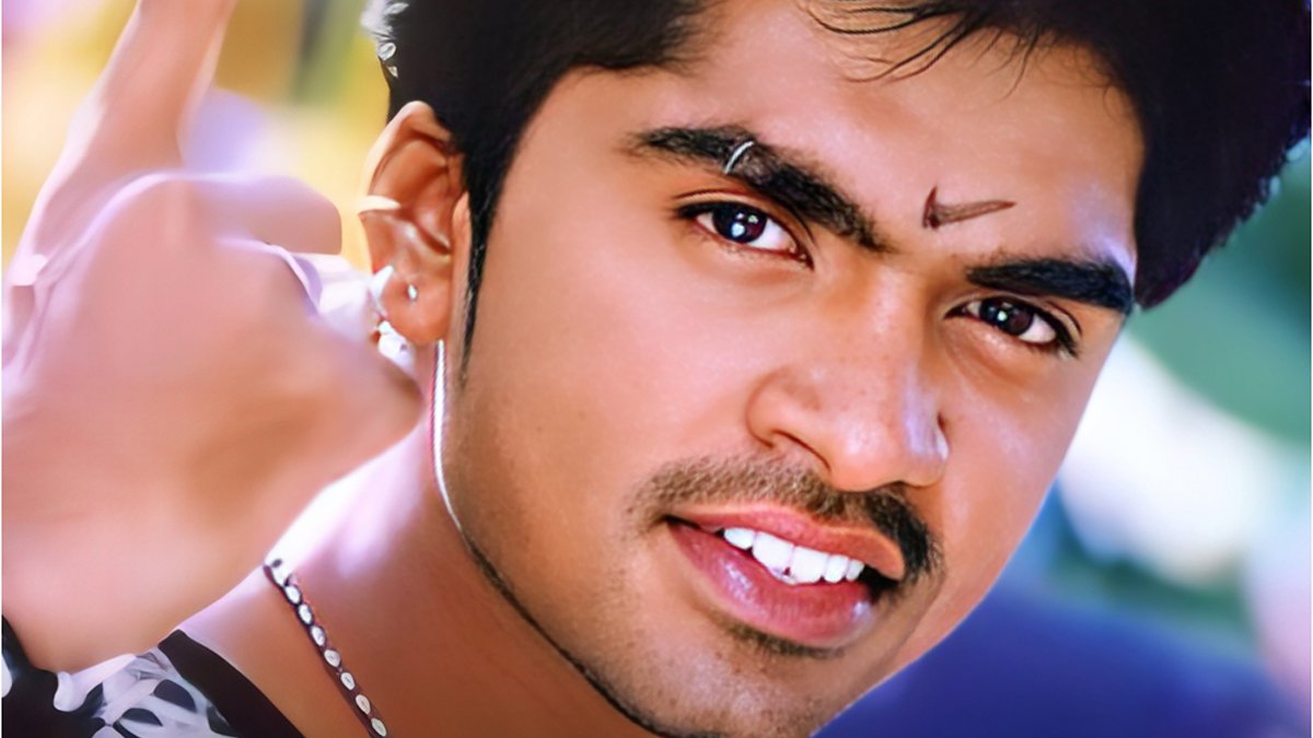 dp_karthik's tweet photo. From the Nike Mark Pottu in DUM to Blade chain, Vallavan band, Line Kirutha, finger rings, belt styles, long hairstyle, Time loop chain, to even loving a girl older than him 😅 @SilambarasanTR_ started every TREND before people even knew what “trend” meant! 

And now, for the 1st time ever, teaser release tickets are opening for booking & it’s already going houseful, with many theaters adding extra shows! 🔥🧨
Once again, the trendsetter is back to create another massive trend!
