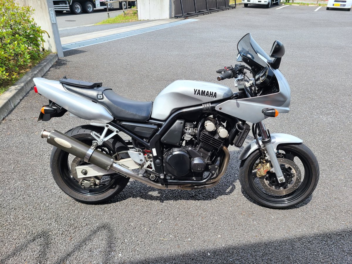O32412851's tweet photo. #バイク売ります
#バイク譲ります
ヤマハFZ400 4YR
誰か欲しい方いませんか？
FZ400シリーズ最後の機種で２年間しか製造されなかったレアな車両です。
この度バイク引退するので手放すことにしました。
走行距離58000km
車検期限　令和８年10月
程度　問題なく普通に乗れます！
価格　20万 https://t.co/OaBnE3c1uz