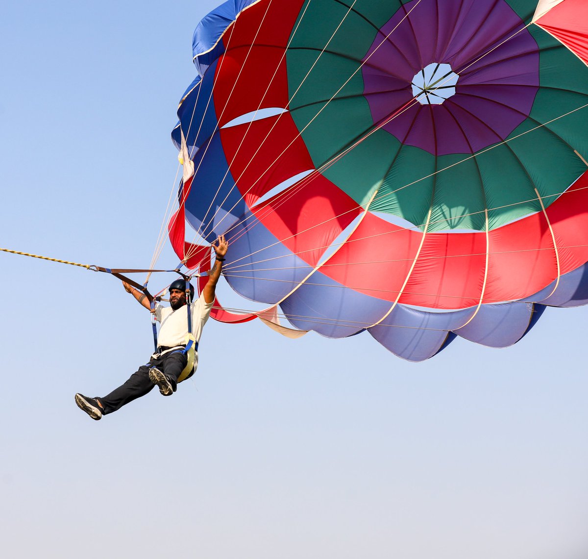 skphotography68's tweet photo. Soaring high above the ground chasing the sky with courage and thrill! 🪂
#parasailing #adventurevibes #flyhigh #wingsoffreedom #skyadventure https://t.co/igIseRAwTG