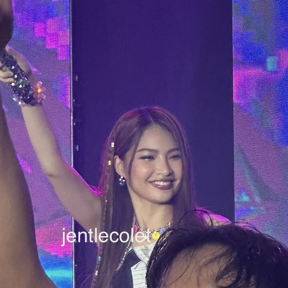 i really love it when she smiles likes this 🥺