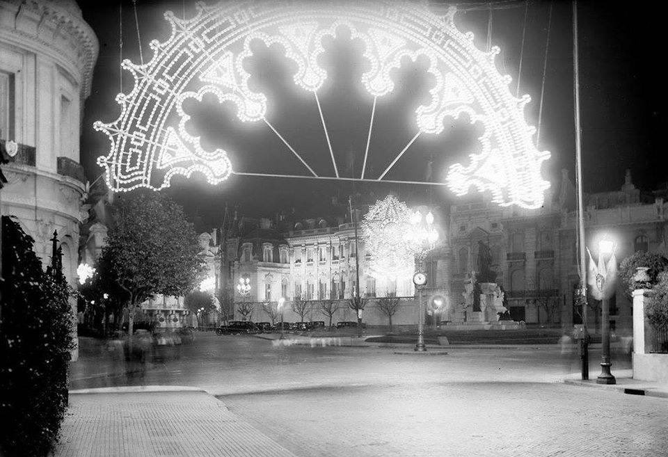 Buenos Aires iluminada en la noche durante la celebración del “Día de la Raza”, 12 de octubre de 1929.  La conmemoración de ese día fue creada por el presidente Hipólito Yrigoyen en 1917 como homenaje a España y a la conquista de América.