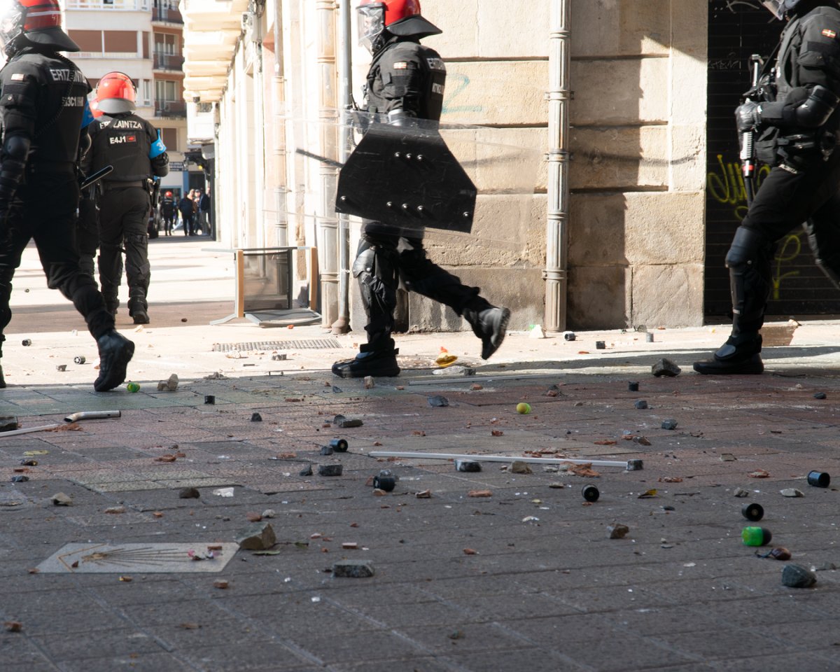 🔴 Falangearen elkarretaratzeari erantzun diote ehunka antifaxistak Gasteizen 

Protestara batu direnen aurka kargatu du poliziak.  Dozenatik gora lagun atxiki eta zauritu dituzte, Falangearen bilkura babesteko dispositiboan. 20tik gora izan daitezke atxilotuak.