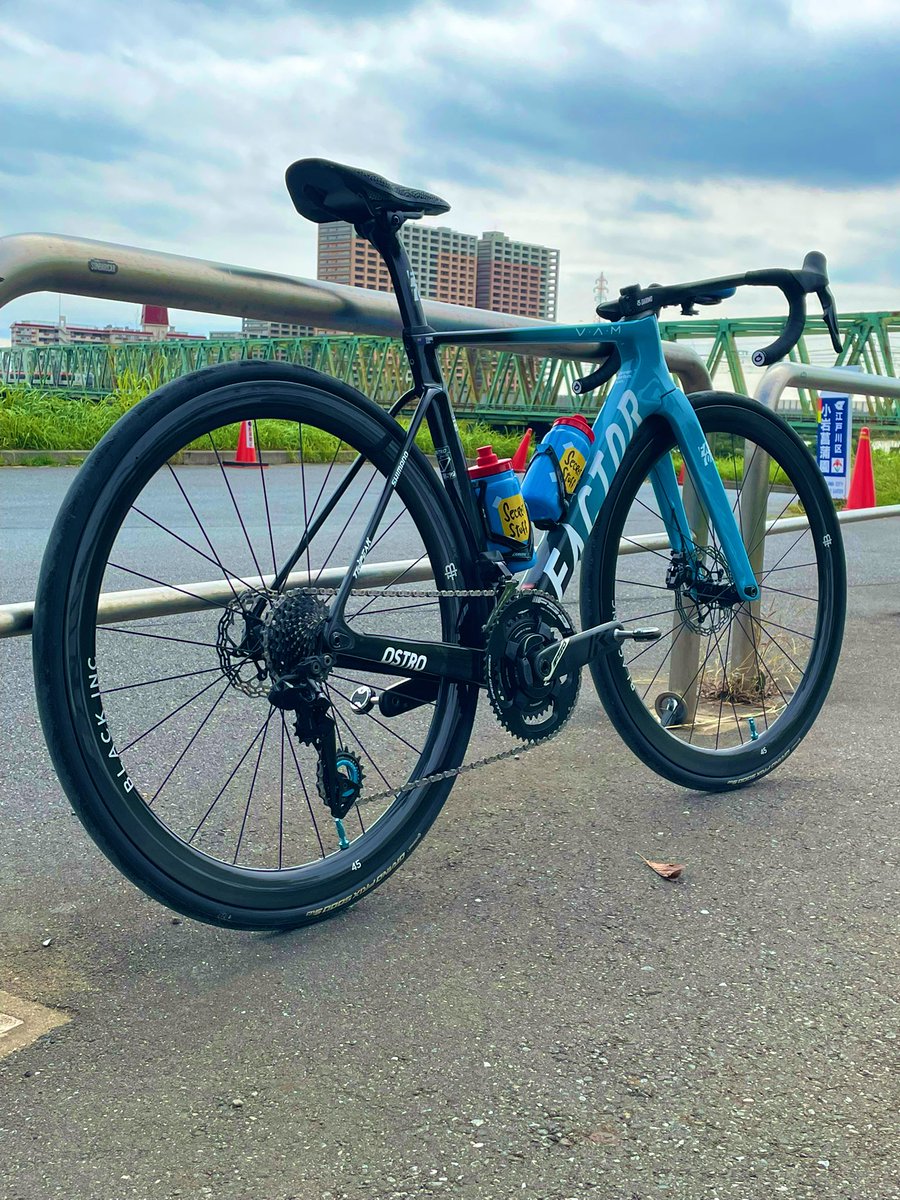 hakkun1211's tweet photo. 色々パーツ変えました！
もうホイールくらいしか変えるとこありません。

#ロードバイク  #FACTOR  #DARIMO  #トライピーク #GALFER https://t.co/u2wCzrRINB