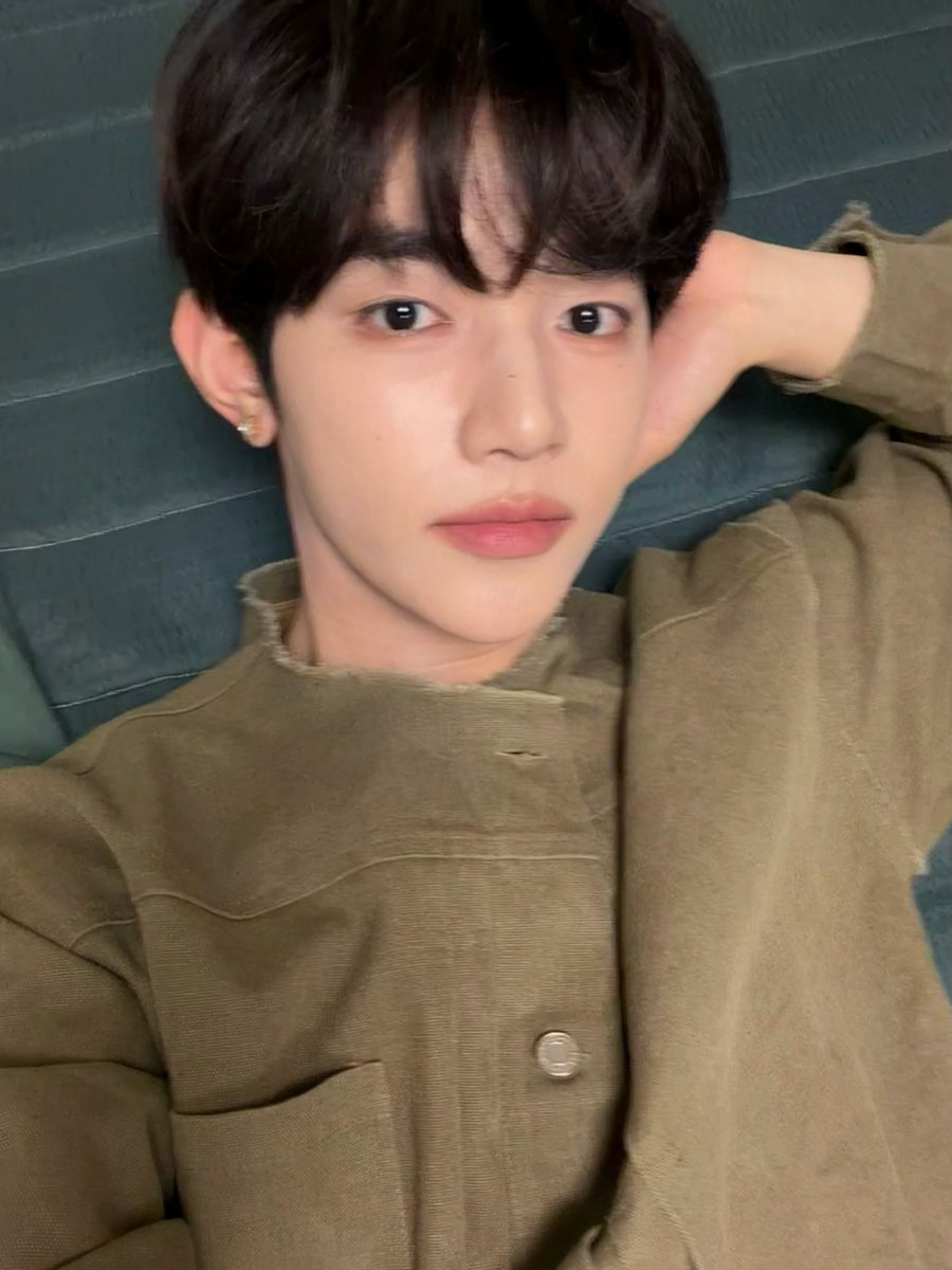 haotexts's tweet image. 251012 🎻💬

“picture to report that i&apos;m off work”