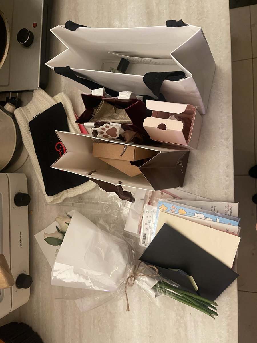 8시부터 8시까지 생일파티를 했는데 여자들이 날 위해서 편지 써주고 드코도 맞춰주고 축하도 해주고 너무 행복했어.....