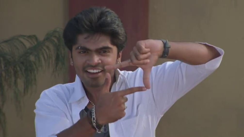 dp_karthik's tweet photo. From the Nike Mark Pottu in DUM to Blade chain, Vallavan band, Line Kirutha, finger rings, belt styles, long hairstyle, Time loop chain, to even loving a girl older than him 😅 @SilambarasanTR_ started every TREND before people even knew what “trend” meant! 

And now, for the 1st time ever, teaser release tickets are opening for booking & it’s already going houseful, with many theaters adding extra shows! 🔥🧨
Once again, the trendsetter is back to create another massive trend!