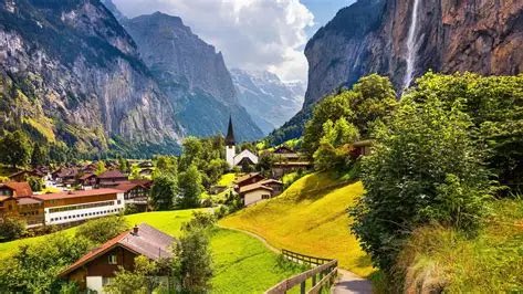WattYouDrive's tweet image. Wusstet ihr, dass J. R. R. Tolkien einen Teil seiner Inspiration für das Tal von Rivendell im Lauterbrunnental in der Schweiz fand? 🇨🇭✨
Wenn man diese Landschaft sieht, versteht man sofort, warum Mittelerde so magisch wirkt. 🏔️💧
#Tolkien #HerrDerRinge #Schweiz #Lauterbrunnen