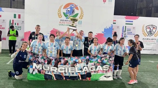 ¡HISTÓRICO! 🇦🇷🏆
Las Murciélagas, nuestra Selección de Fútbol para Ciegas, son BICAMPEONAS DEL MUNDO. Vencieron 2-0 a Inglaterra en la final de India y revalidaron el título.
¡Felicitaciones! Son un orgullo y una inspiración inmensa para toda la Argentina.