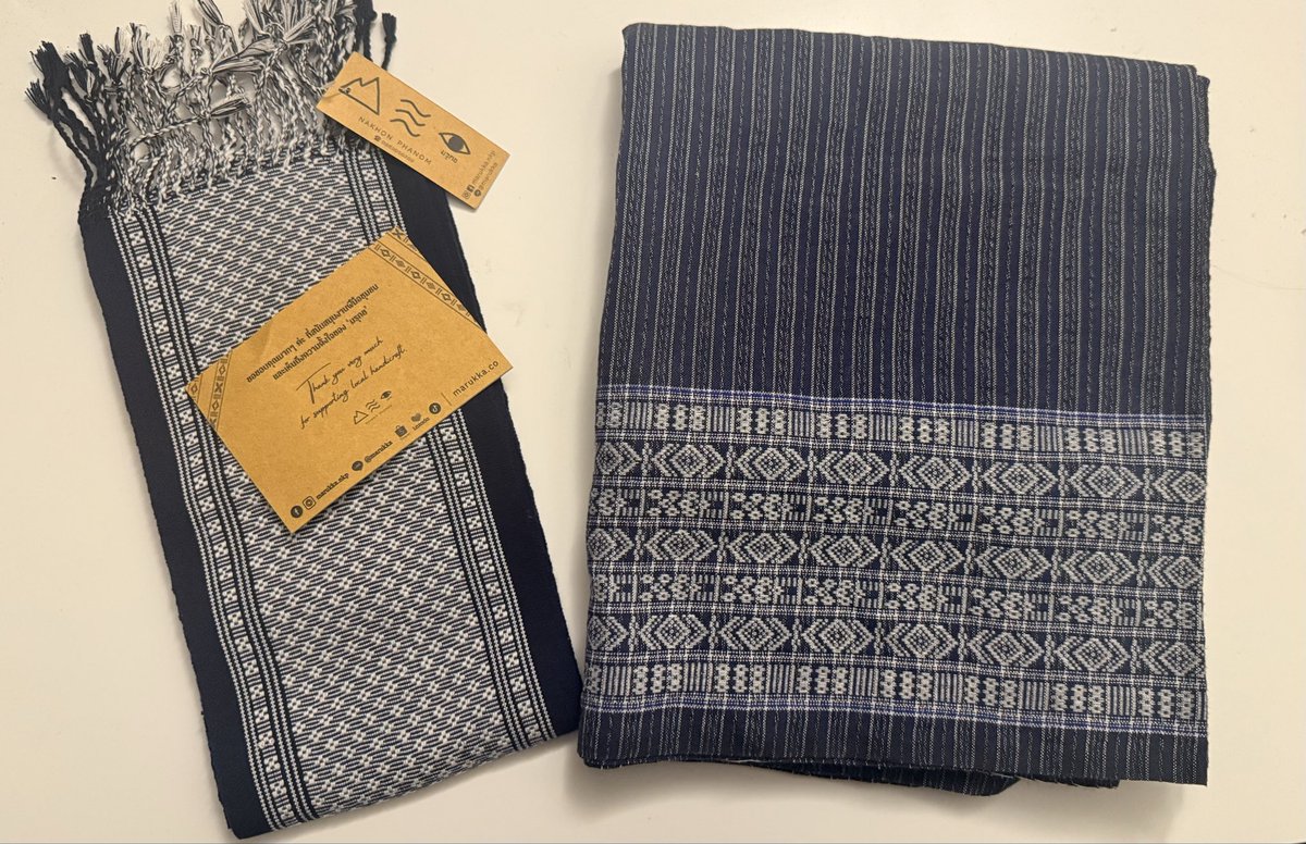 เชื่อเรื่องโชคชะตาไหม… เมื่อวันก่อนนู้นเราลงรูปผ้าซิ่นที่แม่เคยซื้อไว้ให้ก่อนเสีย จากมุกดาหารบ้านเกิดเราเอง เป็นผ้าสีน้ำเงินเดินลายขาว เรามีแพลนจะเอาไปนุ่งเที่ยวต่างจังหวัดทริปต่อไป เลยนึกอยากได้สไบผ้าเบี่ยงสีเข้ากันมาใส่ด้วย ก็ไปถูกใจผืนนึงในแอปช้อปปิ้ง กดซื้อโดยไม่ได้ดูด้วยซ้ำ