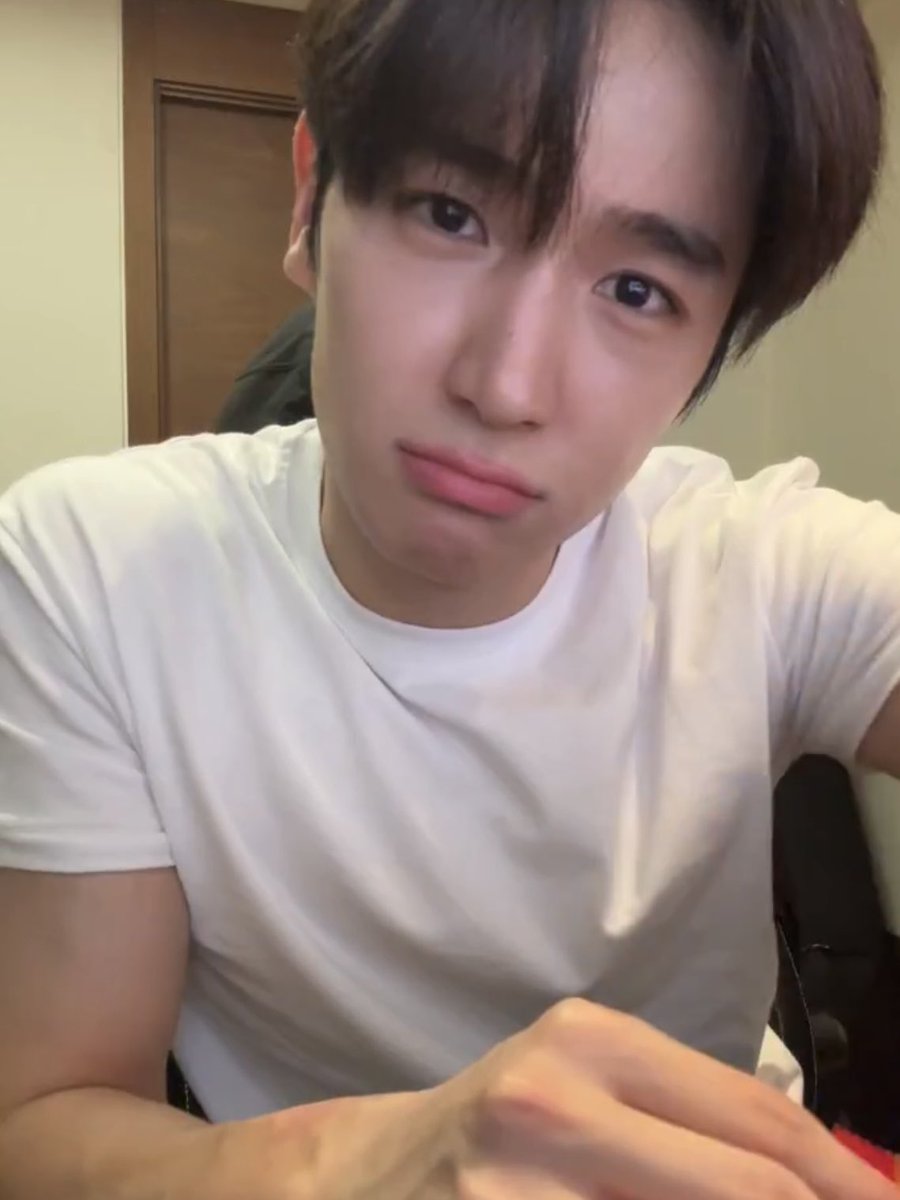 사생한테 전화 올 때마다 후웅이 표정을 지으셔…