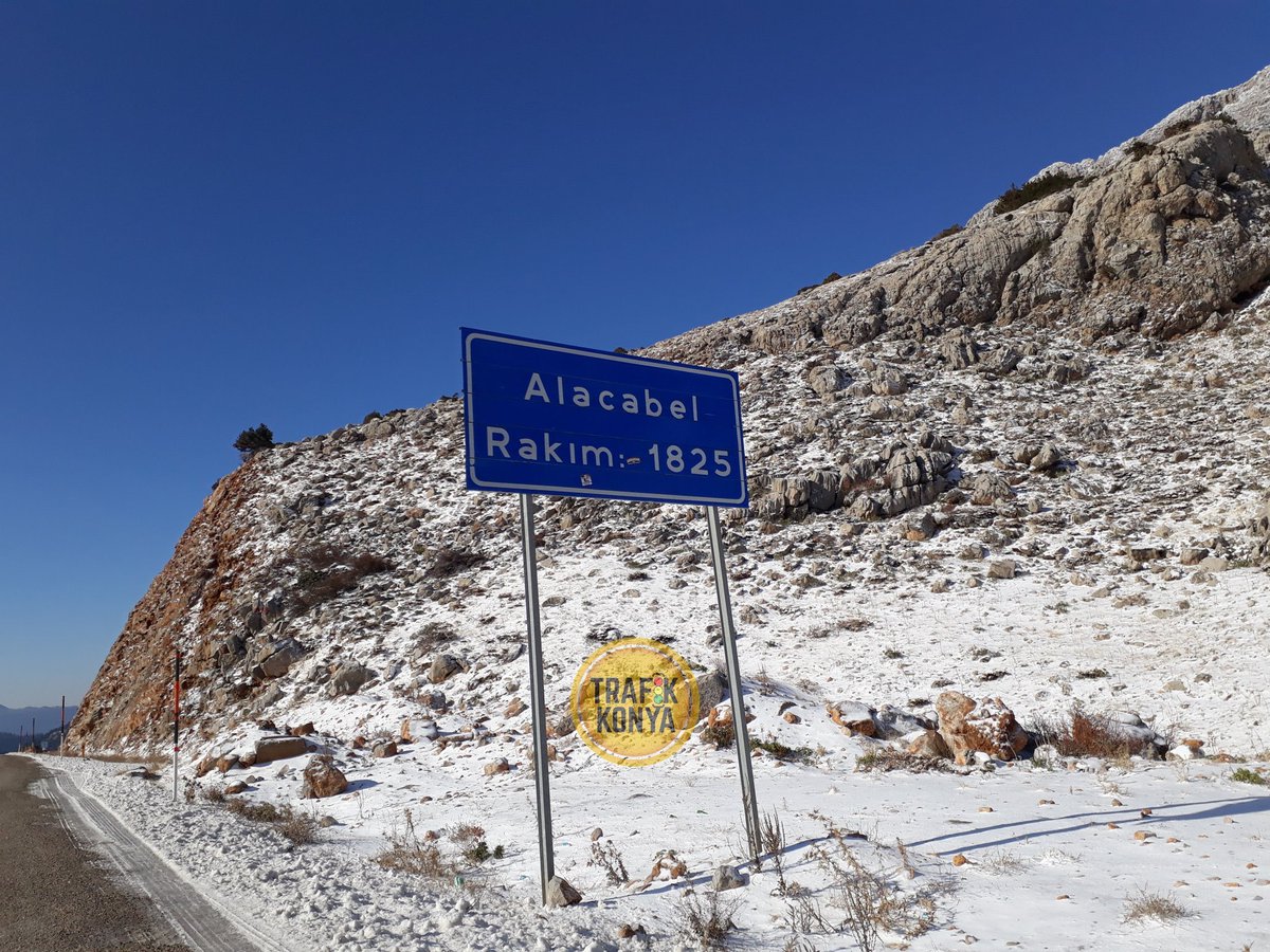 Kış mevsiminin ilk karı Antalya-Konya yolunda Alacabel mevkine yağdı.