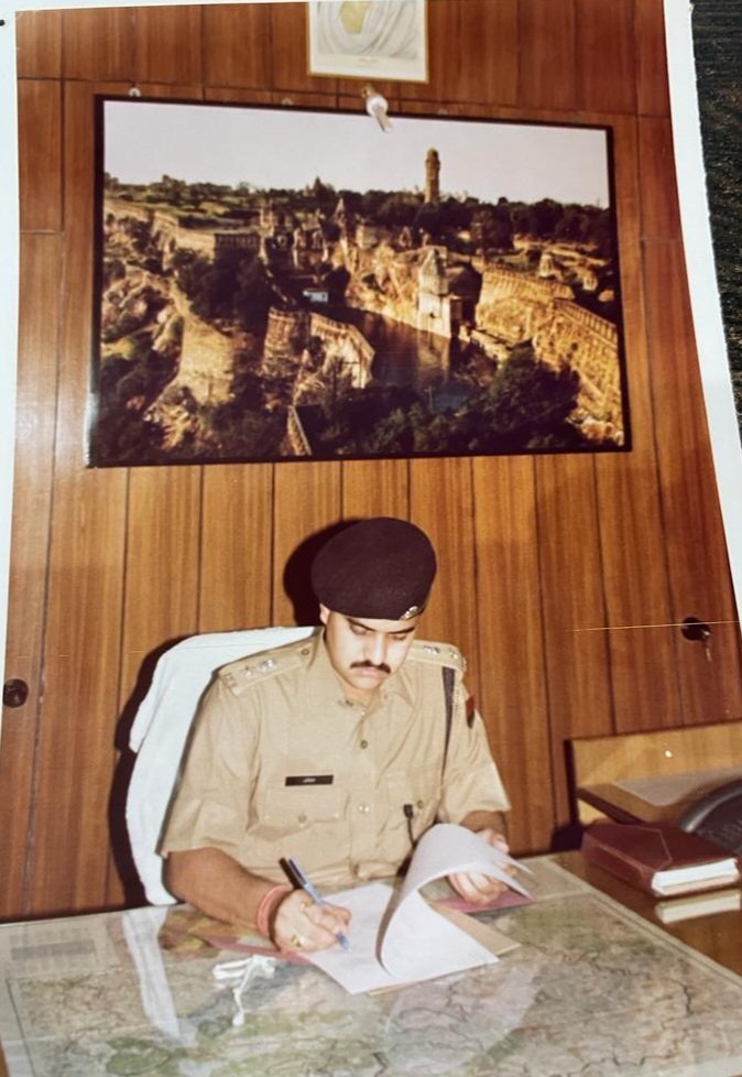 “गढ़ तो चित्तौड़गढ़ और सब गढ़ैय्या हैं” ... एक प्रसिद्ध कहावत रही है.... वर्ष 2000 से 2003 यहां पुलिस अधीक्षक के पद पर कार्य किया। चित्तौड़गढ़ ,जैसलमेर कुछ ऐसे किले हैं जहां आज भी लोग निवास कर रहे हैं।