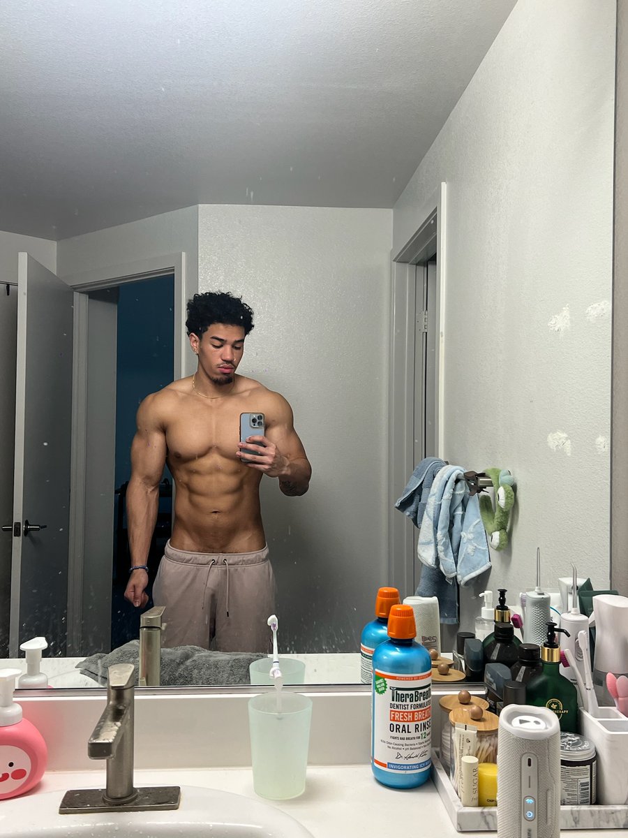 itztyzon's tweet image. wanna see what’s under the shorts?